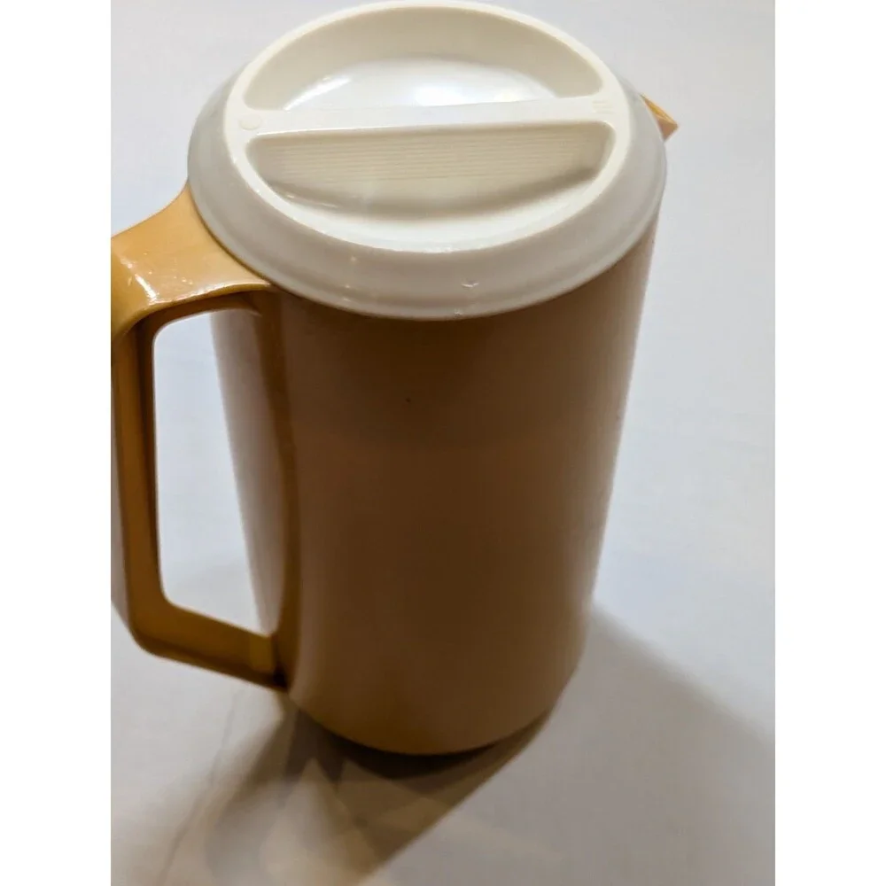 Vintage Yellow Rubbermaid 2 1/4 Quart pitcher J2445 With Lid | 1970s | A325